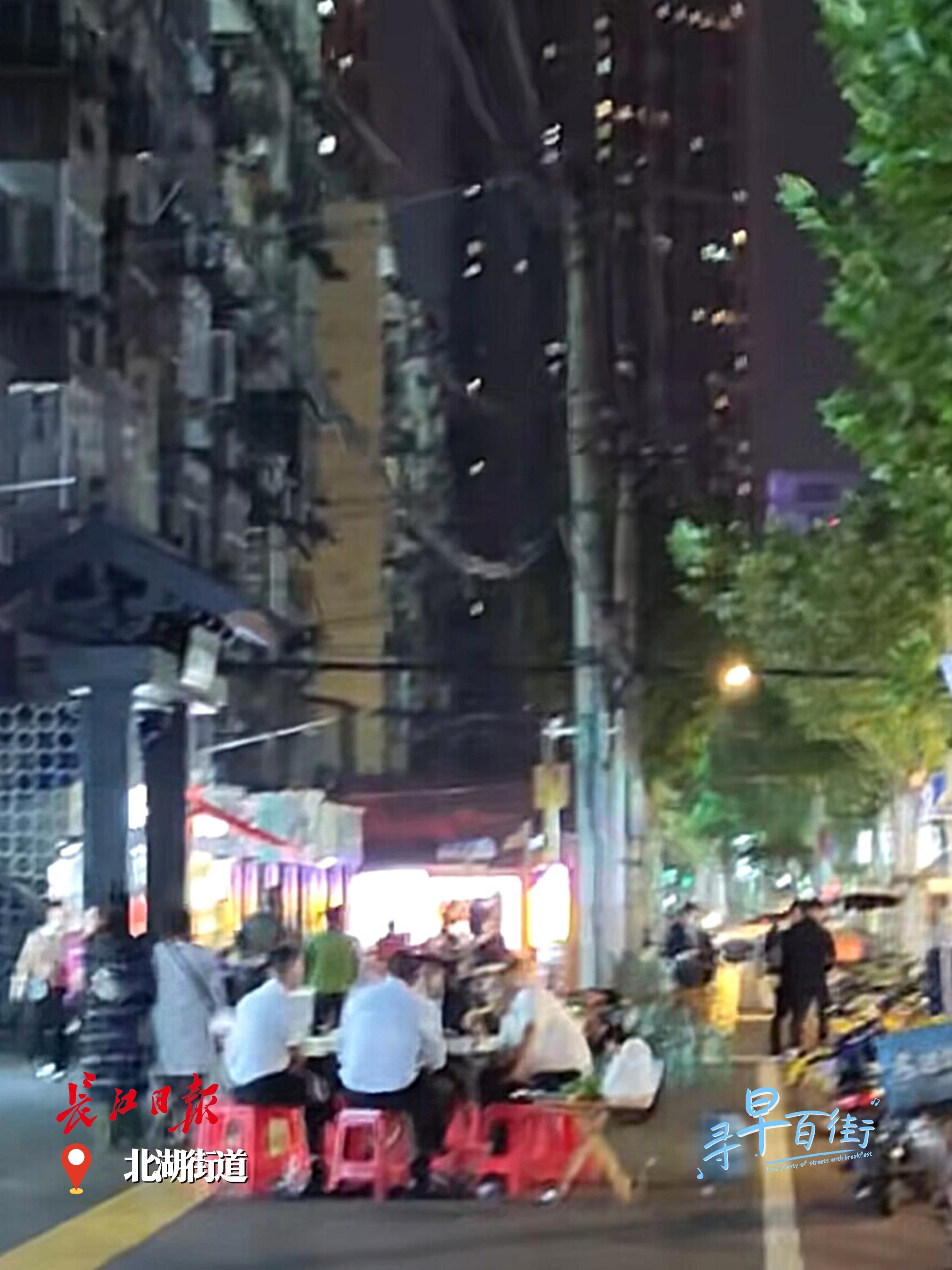 记者12小时记录一条街：应接不暇的夜宵从深夜到凌晨烟火接力(图2)