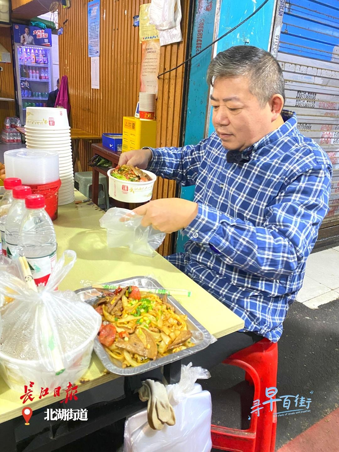 记者12小时记录一条街：应接不暇的夜宵从深夜到凌晨烟火接力(图5)