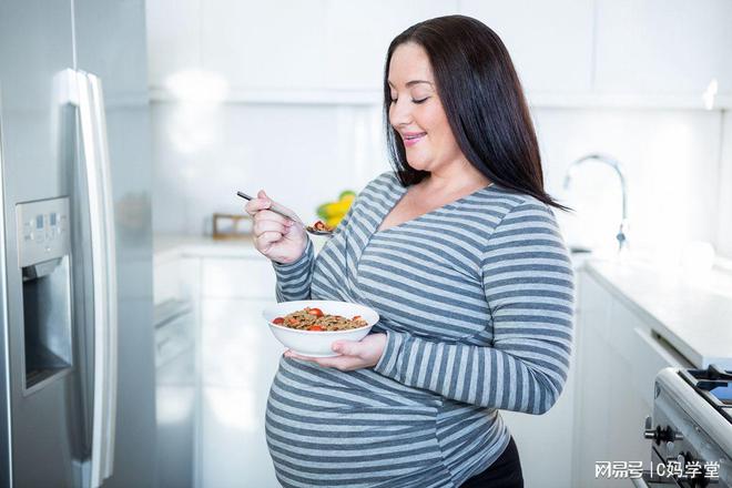 孕晚期要少吃甜食关乎胎儿的发育健康孕妈别不放在心上(图1)